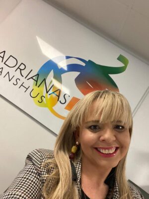 Adriana_framför _logga Adriana_framför _logga